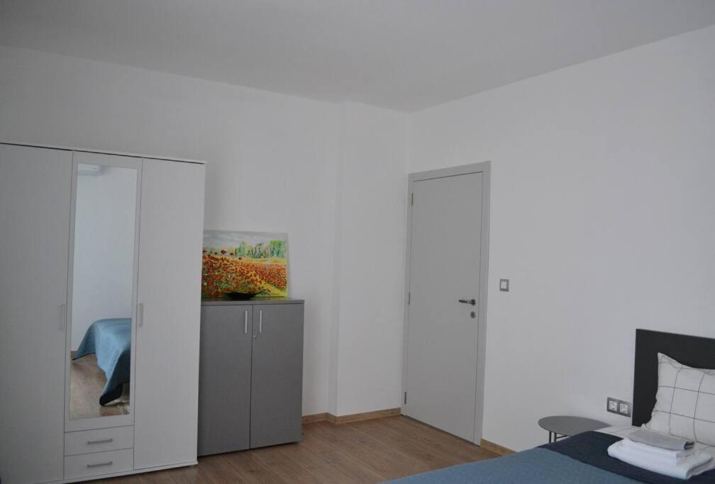 Modern City Center 2 Bedroom Apartment Sofia Exterior photo